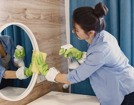 bathroom mirror cleaning
